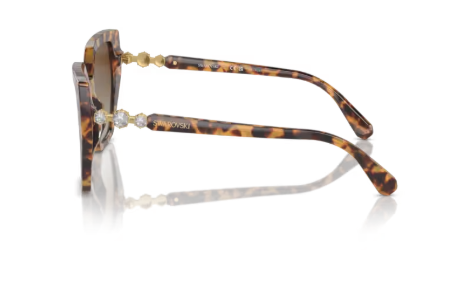 Sonnenbrille Swarovski 0SK6016 - 1004T5 - Medium havana - Größe(n) 56 (M)